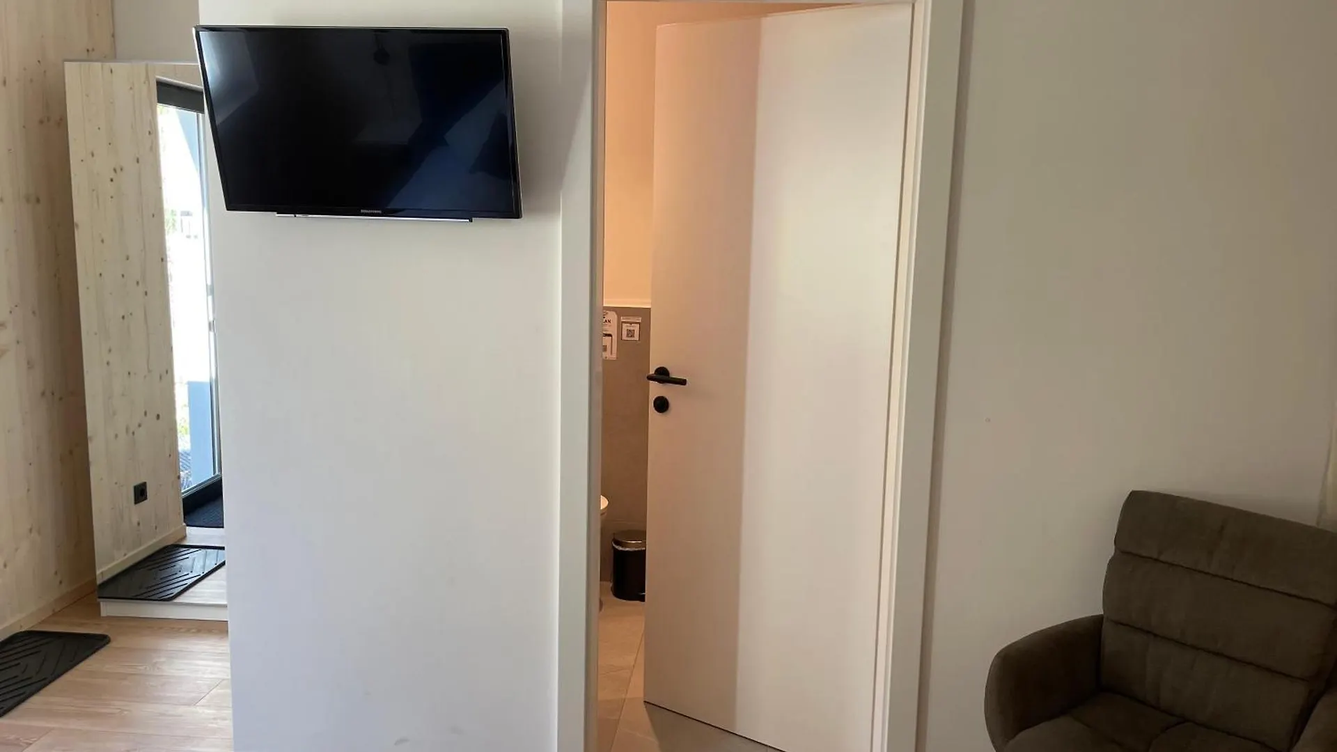 Waldblick - Neubau - Self-Check-In - Kein Verkehr - Am Wald - Parkplaetze Vor Tuer - Apartment Or Double Room Innsbruck